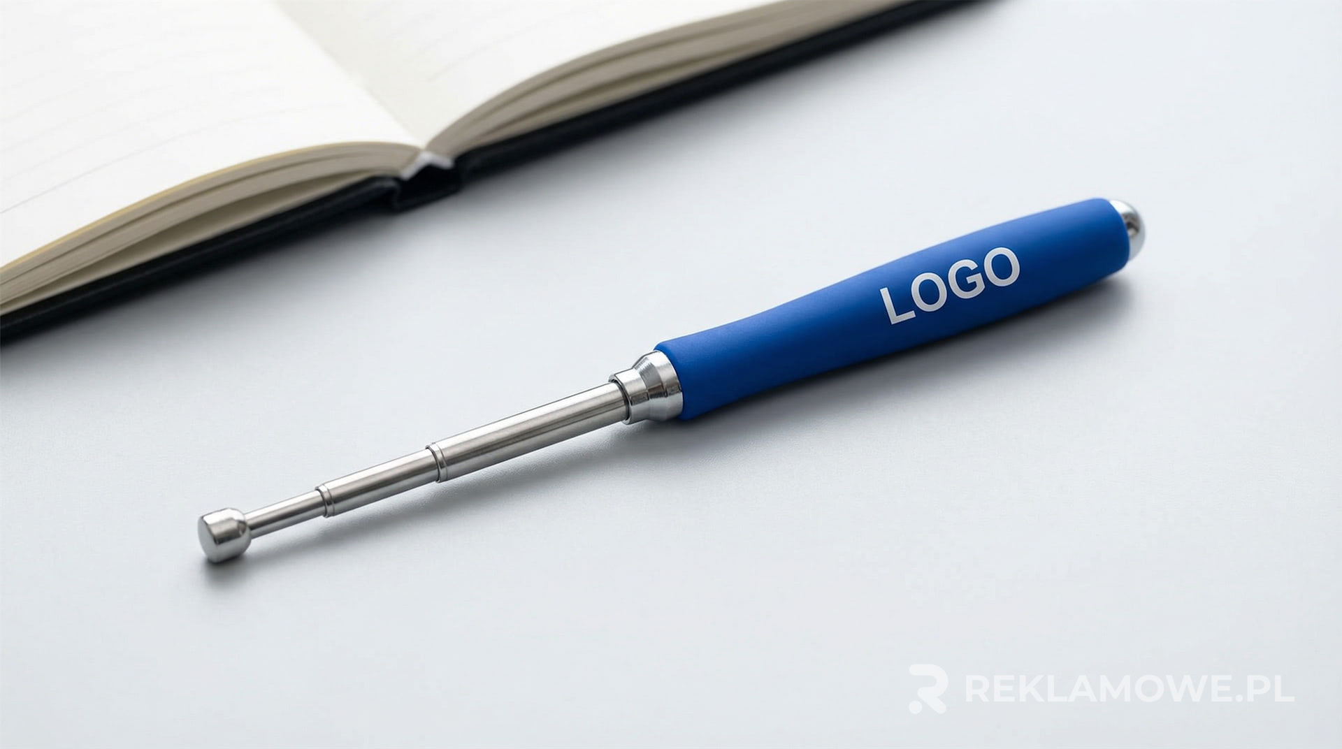 Wykresy i notatki dotyczące budżetu na reklamę