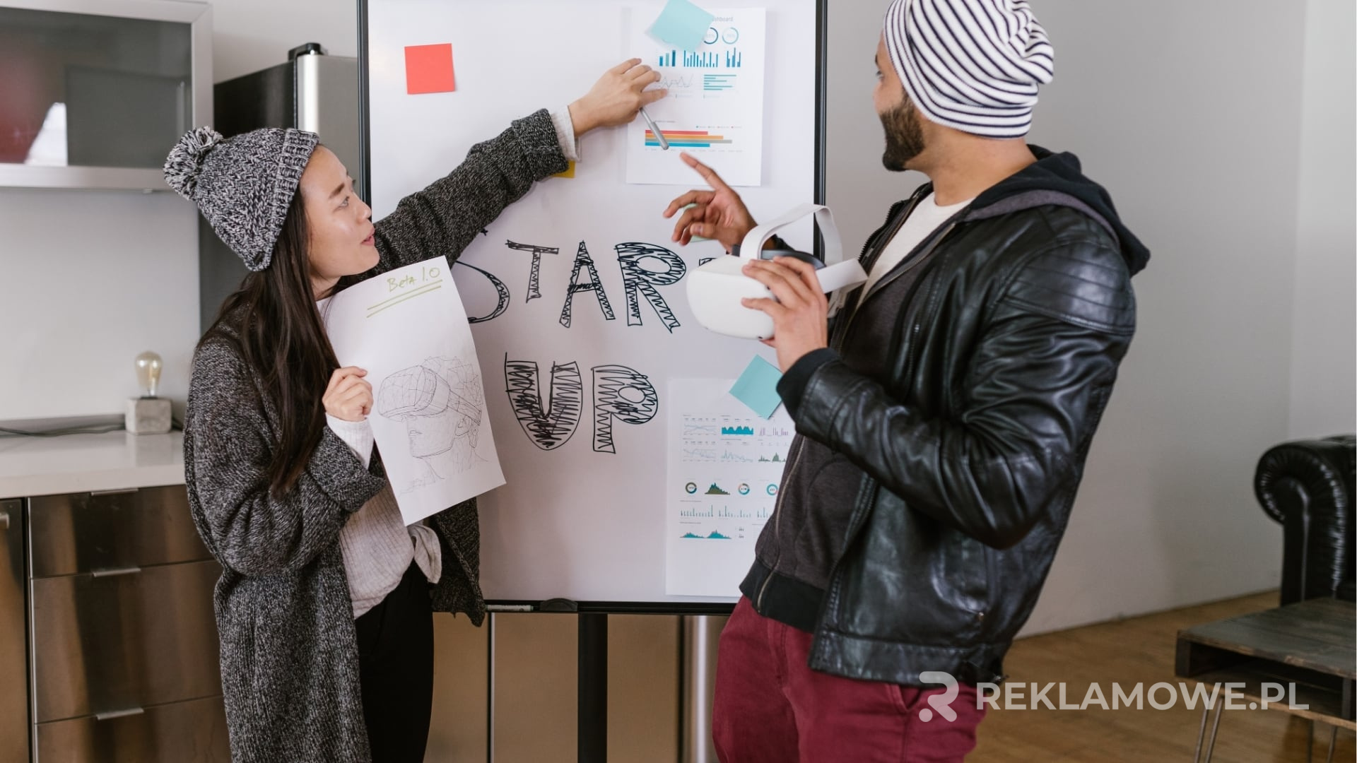 Osoba analizująca wskaźnik reklamowy vCPM na komputerze